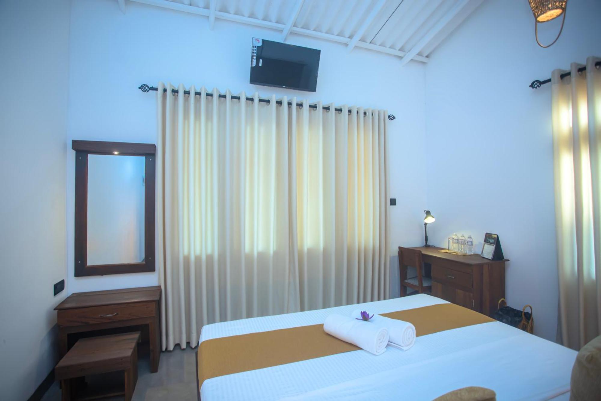 Aki Luna Lagoon Resort Hikkaduwa Exterior photo